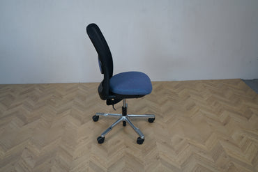 Ergonomisk HÅG SoFi 7500 kontorstol med blåt sæde og åndbar sort mesh ryg set fra siden.