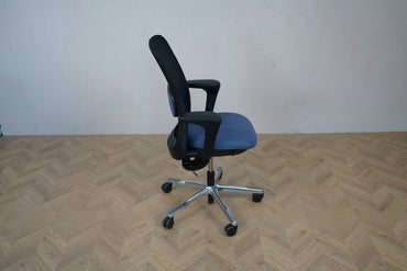 HÅG SoFi 7500 kontorstol set fra siden med ergonomisk blå sæde, mesh ryg og armlæn