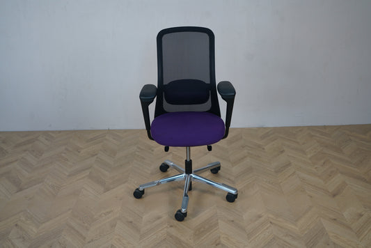 HÅG SoFi 7500 kontorstol set forfra med lilla sæde, mesh-ryg og armlæn – ergonomisk kontorstol