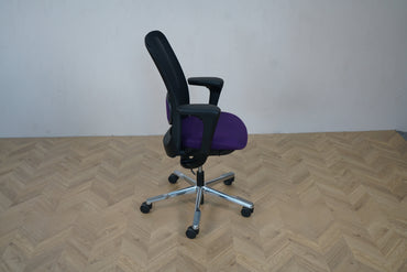 HÅG SoFi 7500 kontorstol set fra siden med lilla sæde, justerbare armlæn og aluminiumsfodkryds