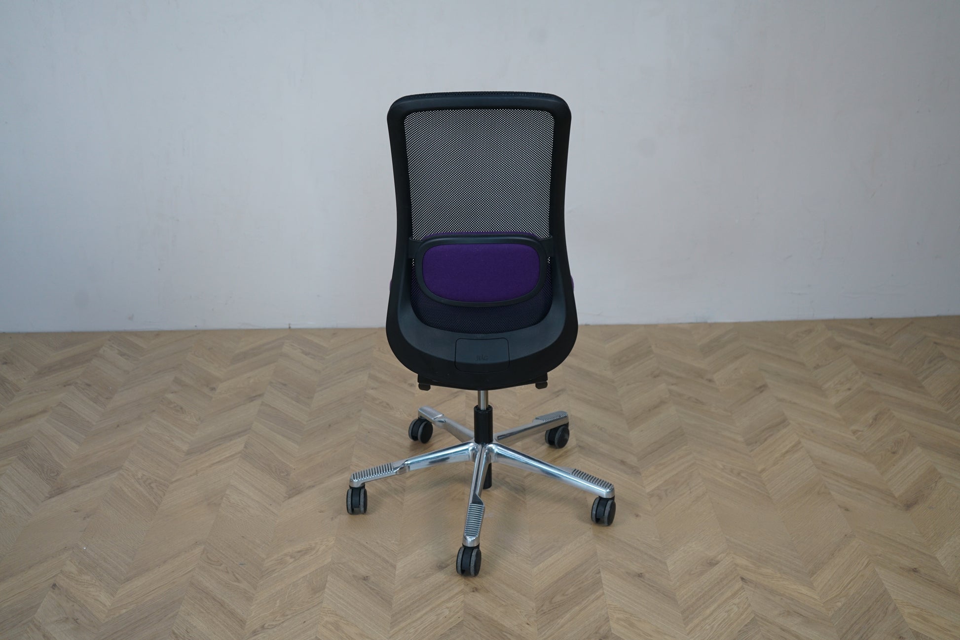 HÅG SoFi 7500 kontorstol set bagfra med lilla lændestøtte, mesh-ryg og moderne ergonomi