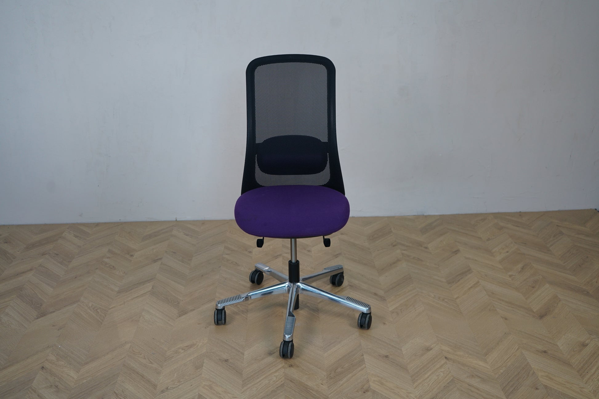 HÅG SoFi 7500 kontorstol set forfra med lilla sæde, mesh-ryg og ergonomisk design