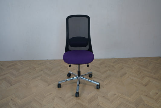 HÅG SoFi 7500 kontorstol set forfra med lilla sæde, mesh-ryg og ergonomisk design