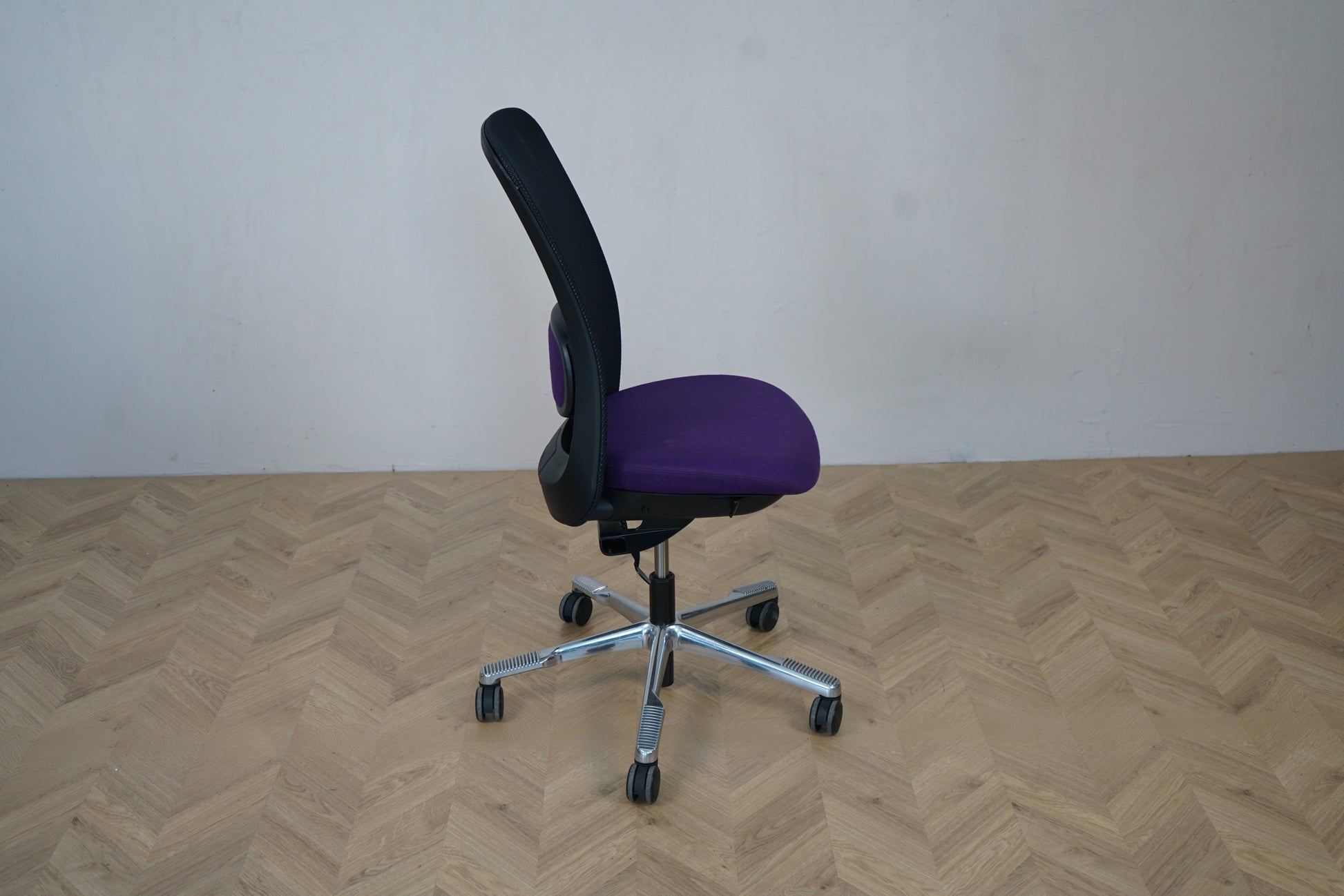 HÅG SoFi 7500 kontorstol set fra siden med lilla sæde, mesh-ryg og aluminiumsfodkryds