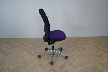 HÅG SoFi 7500 kontorstol set fra siden med lilla sæde, mesh-ryg og aluminiumsfodkryds