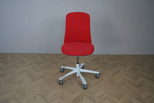 HÅG Sofi kontorstol i rød med grå stel – ergonomisk stol uden armlæn set forfra