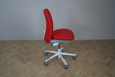 HÅG Sofi kontorstol i rød med grå stel – sidebillede med ergonomisk design og justerbare funktioner