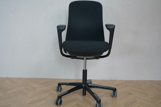 HÅG SoFi kontorstol i sort set forfra – innovativ og ergonomisk kontorstol