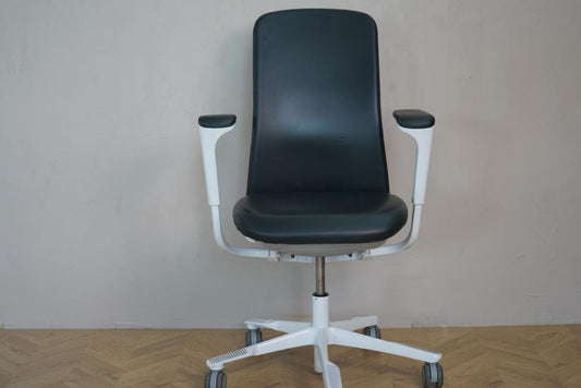 HÅG SoFi kontorstol i sort læder med høj ryg set forfra – ergonomisk og luksuriøs kontorstol