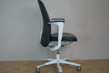 Sideprofil af HÅG SoFi kontorstol i sort læder med høj ryg – ergonomisk design med vippefunktion