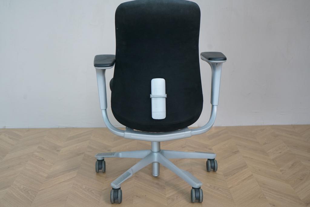 Bagside af sort HÅG SoFi kontorstol med armlæn – brugt ergonomisk kontorstol i professionelt design
