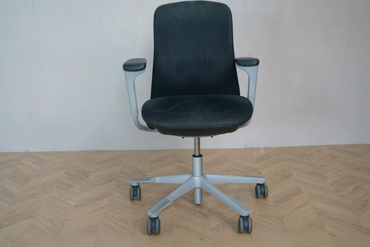 Brugt HÅG SoFi kontorstol i sort med armlæn, set forfra – ergonomisk kontorstol med moderne design