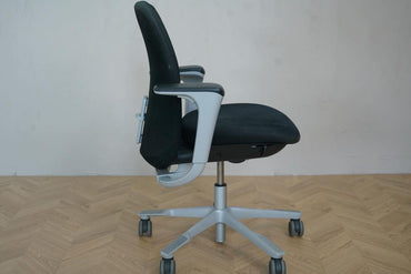 HÅG SoFi kontorstol i sort med armlæn og brugsspor – ergonomisk og justerbar, set fra siden