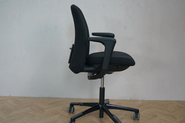 HÅG SoFi kontorstol i sort – ergonomisk design og justerbare funktioner, set fra siden
