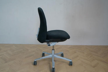 HÅG SoFi sort kontorstol uden armlæn med brugsspor – ergonomisk stol set fra siden