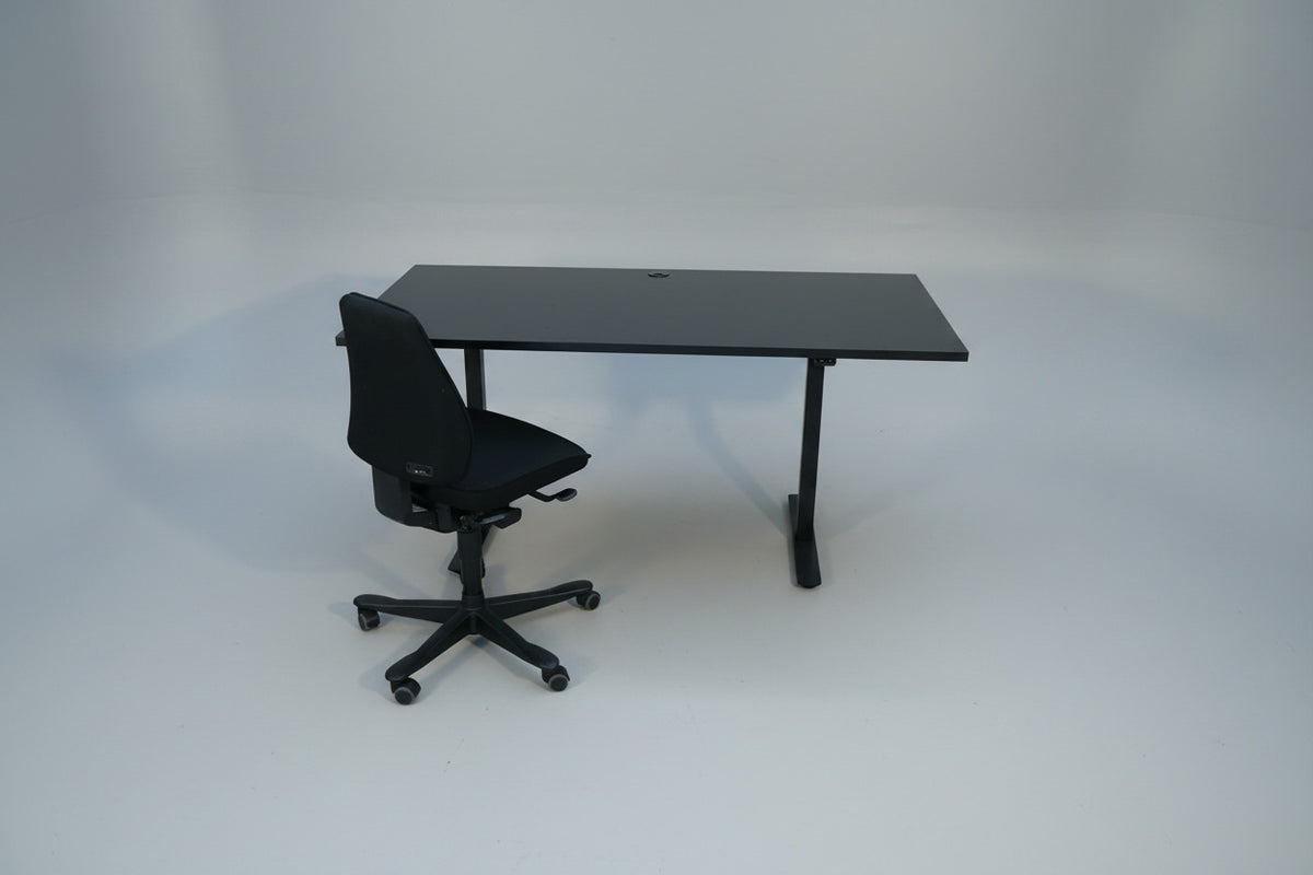 Hæve-sænkebord 160x80 i sort laminat set forfra med sort stel