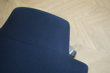 Detalje af mørkeblåt Fame-stof på HÅG Capisco 8106 kontorstol – kvalitetsmateriale og tekstur.