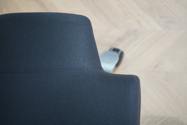 Detalje af sort Fame-stof på HÅG Capisco 8106 kontorstol – eksklusiv kvalitet og tekstur.