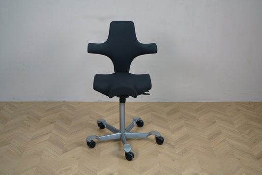 HÅG Capisco 8106 kontorstol i sort Fame set forfra med sølv aluminiumsfodkryds.