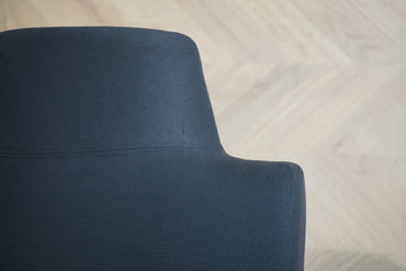Close up af HÅG Capisco 8106 med sort Fame-polstring, ikonisk sadelformet sæde og ergonomisk design.