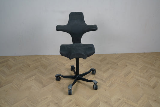 HÅG Capisco 8106 kontorstol i mørkegrå set forfra – ergonomisk design og sadelformet sæde