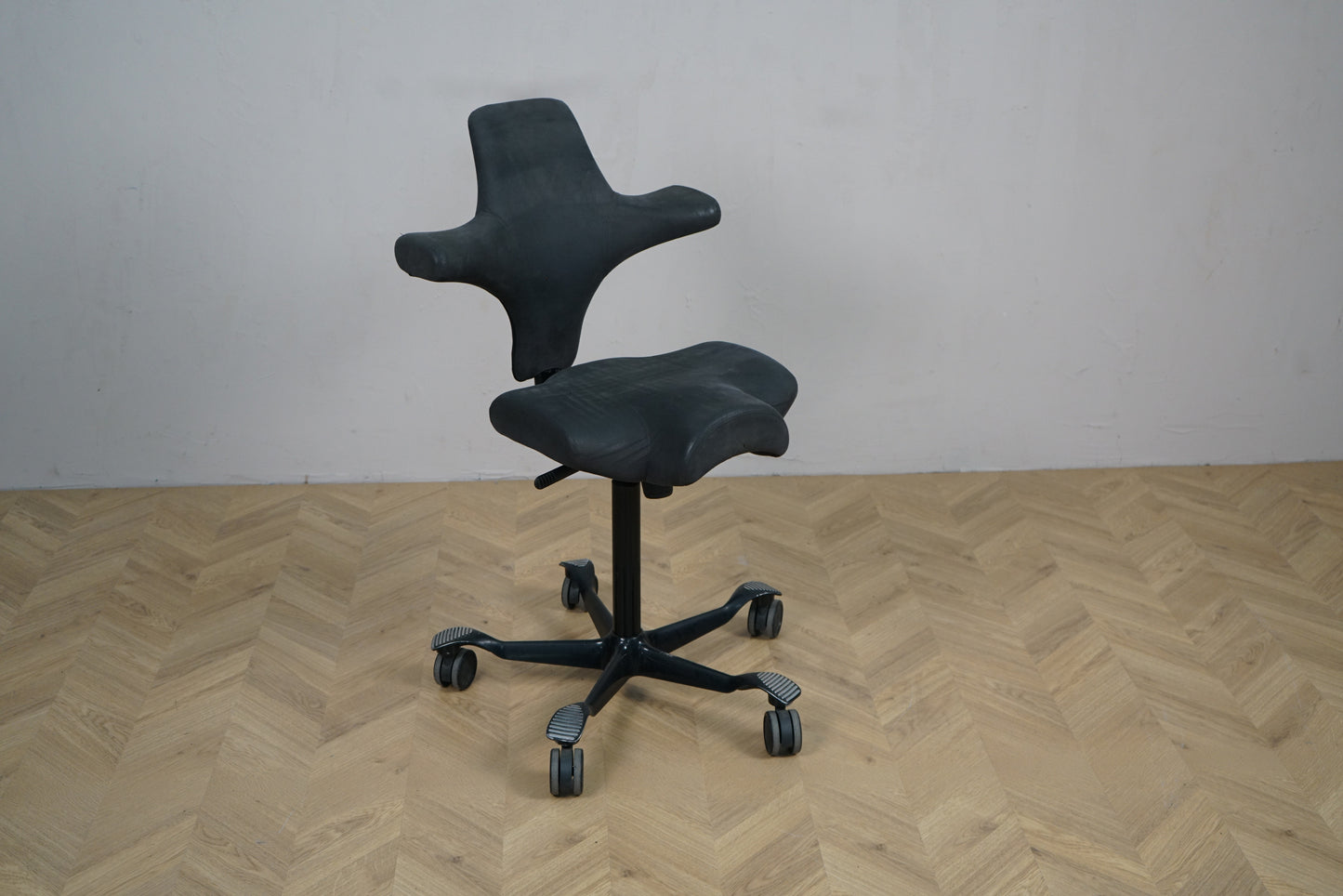 HÅG Capisco 8106 kontorstol i mørkegrå fra skrå vinkel – moderne ergonomisk kontorstol