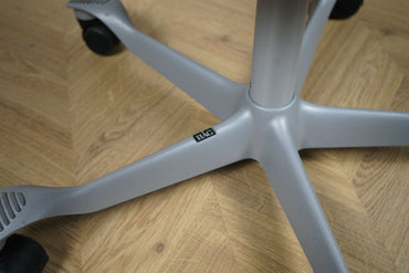 Nærbillede af HÅG Capisco stolens grå stel og sorte polstring – viser materialer og finish i høj kvalitet.