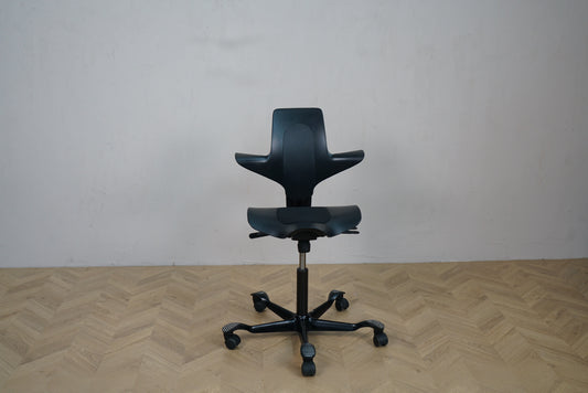 HÅG Capisco Puls 8010 sort ergonomisk kontorstol set forfra – moderne design og sadelformet sæde.