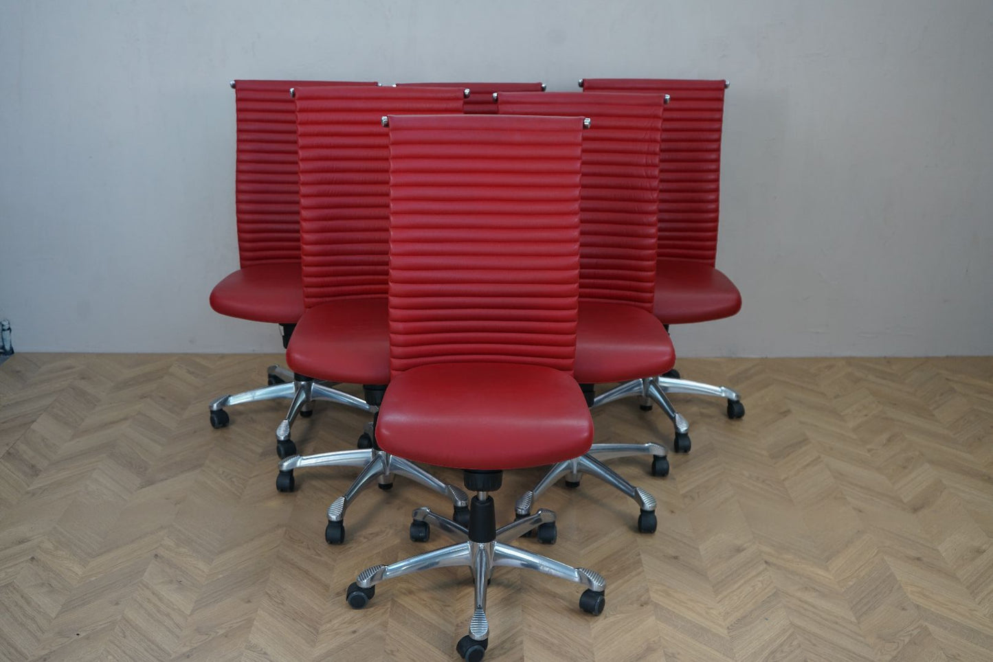 HÅG Excellence kontorstol i rød set forfra med ergonomisk design og justerbar lændestøtte.
