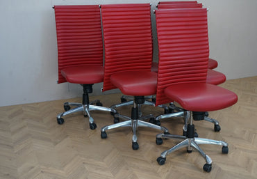 Skråvinkel af HÅG Excellence rød kontorstol med BalanceretBevægelses™ system og eksklusive materialer.