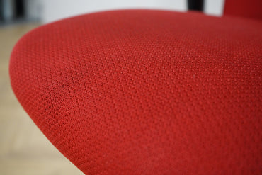 Close-up af rød polstring på HÅG Futu 1200 kontorstol