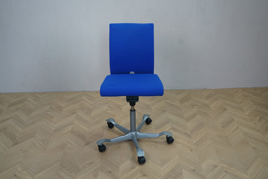 HÅG H04 4400 kontorstol i blå Fame med gråt stel set forfra. Ergonomisk kontorstol med medium ryghøjde og fuldpolstring.