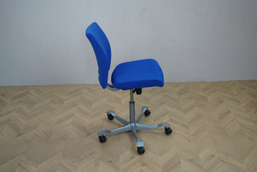 HÅG H04 4400 kontorstol i blå Fame med gråt stel set fra siden. Justerbar og ergonomisk kontorstol med vippefunktion.