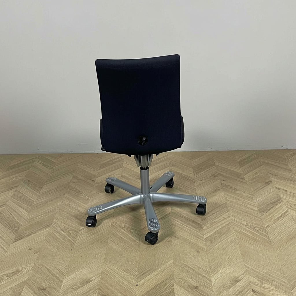 HÅG H04 Credo kontorstol set bagfra med ergonomisk rygdesign og stabilt gråt stel.