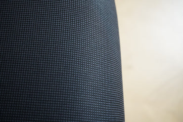 Close-up af sort/blå polstring med mønster på HÅG H04 Credo ergonomisk kontorstol.