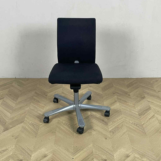 HÅG H04 Credo kontorstol i sort og blå polster set forfra med ergonomisk design og gråt stel.