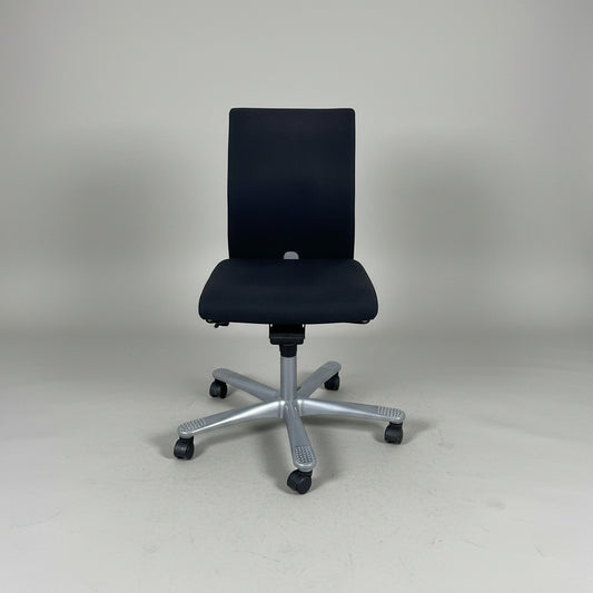 HÅG H04 Credo kontorstol i sort og blå polster set forfra med ergonomisk design og gråt stel.
