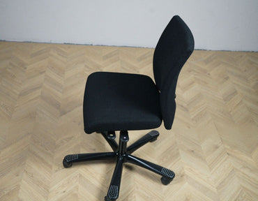 HÅG H04 kontorstol i sort uden armlæn set fra siden – viser vippefunktion og sædedybdejustering.