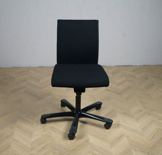 HÅG H04 kontorstol i sort uden armlæn, set forfra – ergonomisk design med justerbar sædedybde.