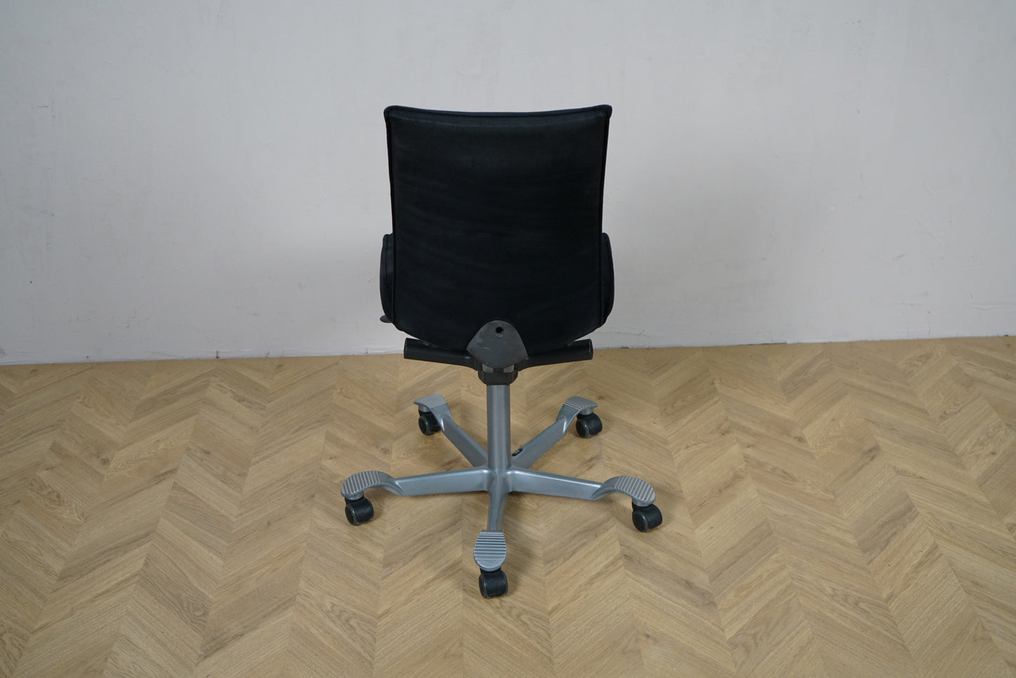 HÅG H05 kontorstol set bagfra med justerbar ryg og stabilt fodkryds