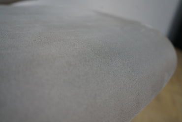 Nærbillede af HÅG H05 kontorstol i lysegrå alcantara betræk