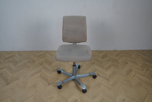 HÅG H05 kontorstol set forfra i lysegrå alcantara med gråt alu-fodkryds