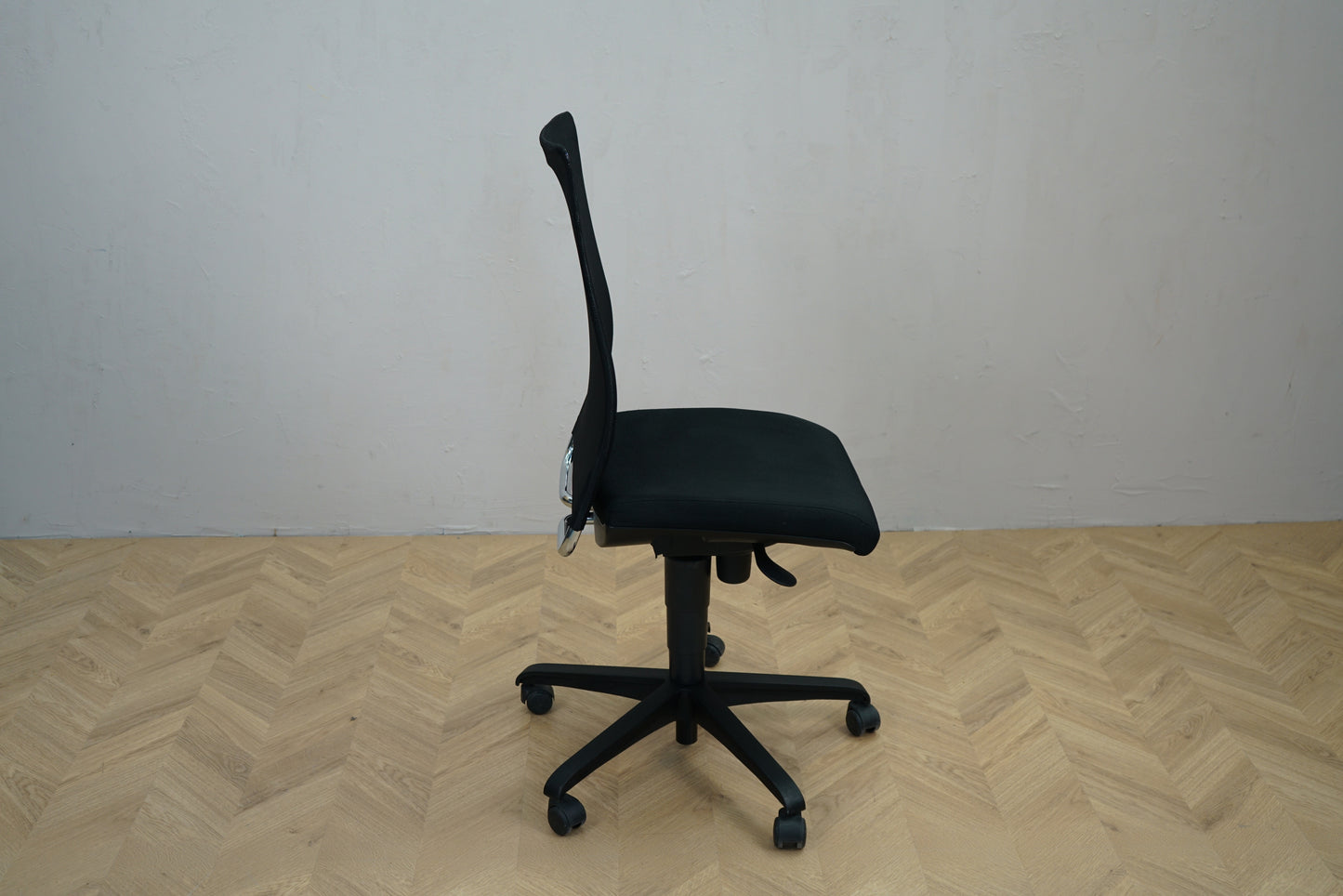 Ergonomisk sort Hamilton kontorstol set fra siden