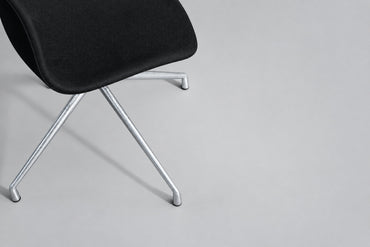 Nærbillede af HAY AAC10 designstol med sort polstring og detaljer i sæde og ryglæn