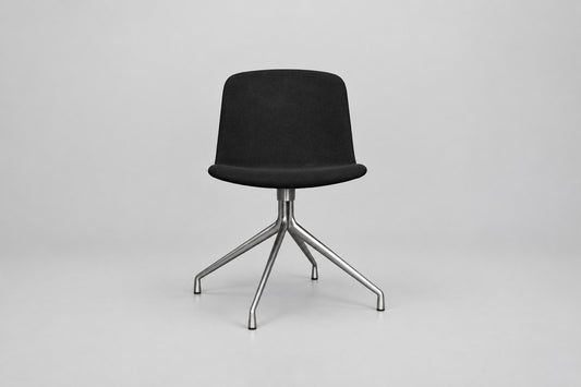 HAY About a Chair AAC10 mødestol med sort fuldpolstring og krom 4-stjernet drejestel set forfra