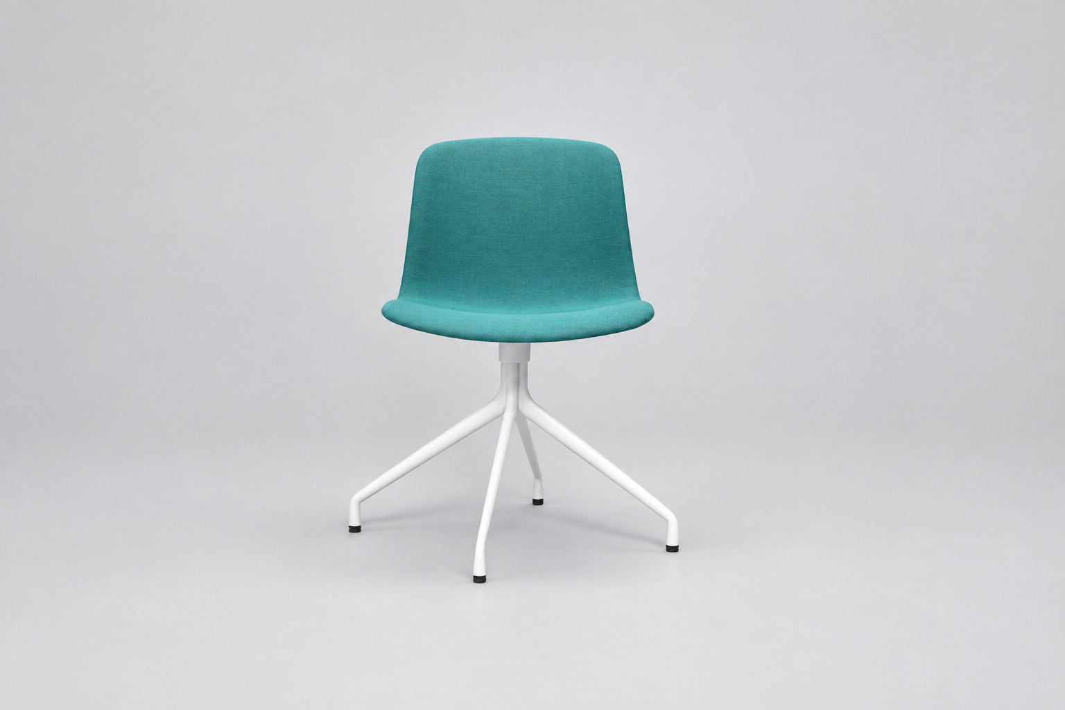 HAY About a Chair AAC10 mødestol med turkis fuldpolstring og hvidt 4-stjernet drejestel set forfra
