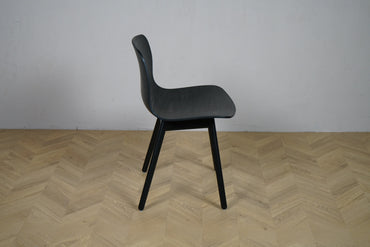 HAY AAS sort stol set fra siden med træben og siddehøjde 46 cm