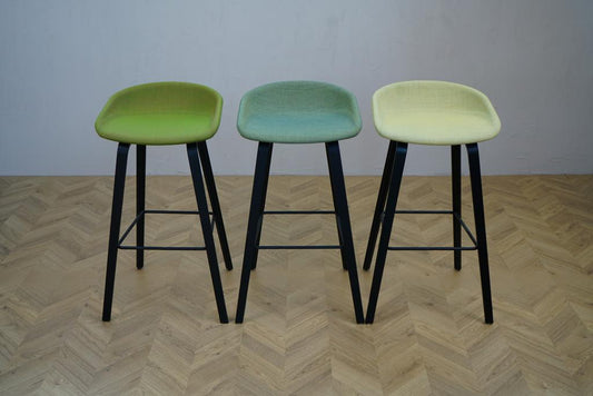 Frontvisning af HAY AAS 32 barstol i varieret grøn med træben – perfekt til køkkenø, 75 cm siddehøjde.