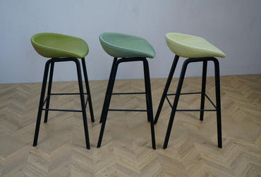 Sideprofil af HAY About A Stool AAS 32 barstol i grøn med buet ryg og elegante træben – stilrent design.