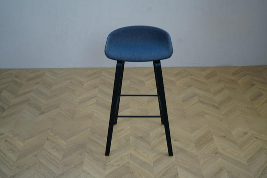 Frontvisning af HAY AAS 32 barstol i mørkeblå med sortlakeret træben og polstret sæde – højde 75 cm.